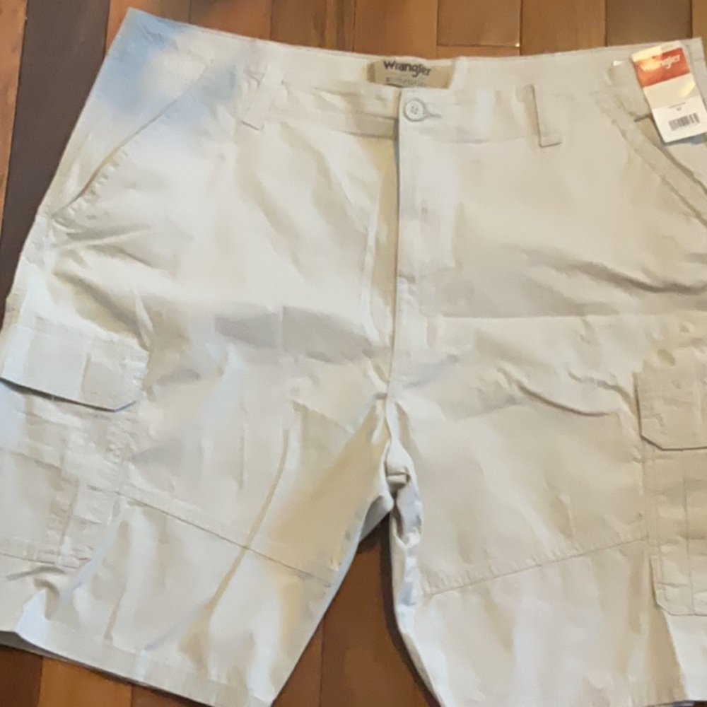 Wrangler Men's Cargo Shorts NWT size 42 color “dark putty” - item 10zm6acdp
